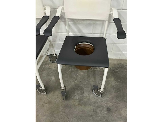 Linido handicare - verrijdbare douchestoel toiletstoel (2x) - afbeelding 4 van  5