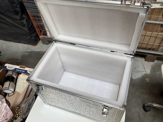 Linnenmand (2x) en flightcase (2x) - afbeelding 3 van  10