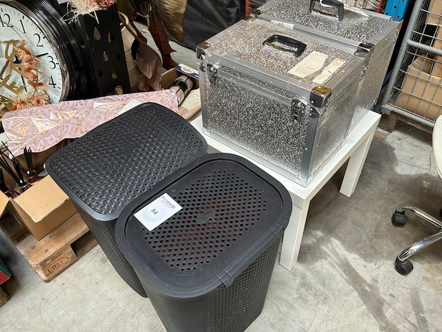 Linnenmand (2x) en flightcase (2x) - afbeelding 1 van  10