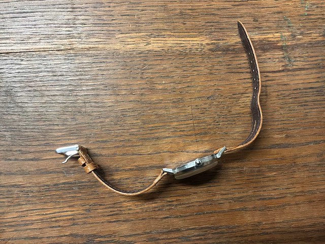 Lip mécanique t18 met zilveren riem - antimagnetisch - incabloc polshorloge - afbeelding 6 van  19