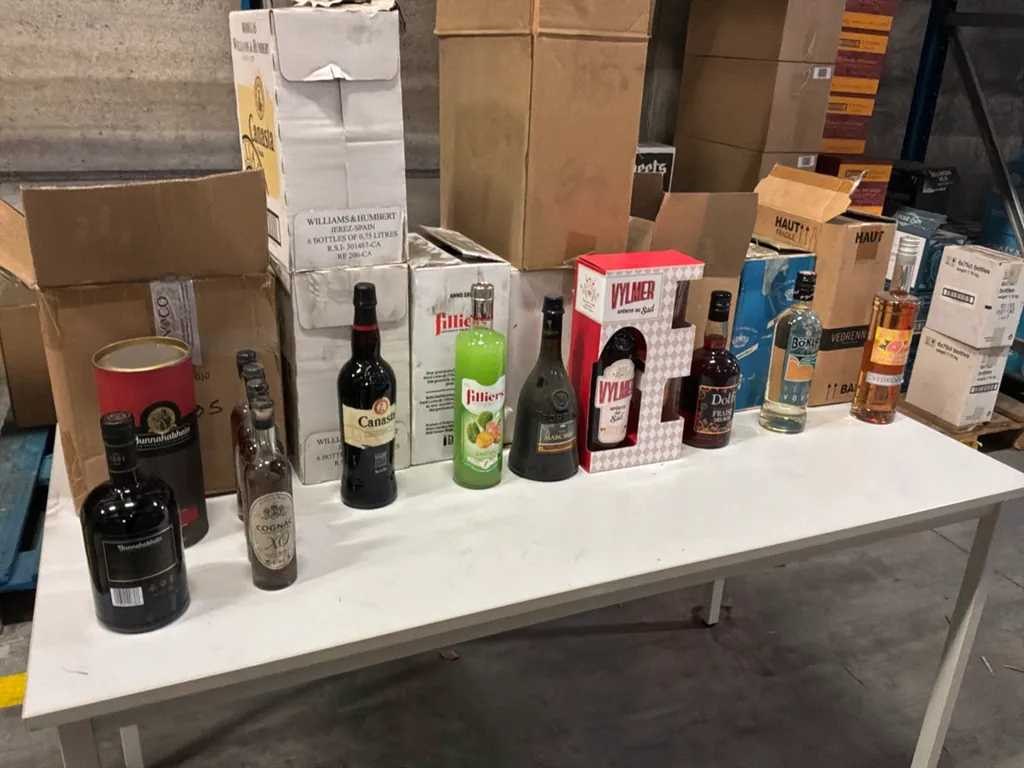 Liquidatie van grote partij sterke dranken en liqueur wijnen
