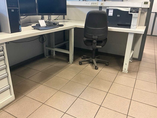 Lista hoekopgesteld bureau met 1 ladekast - afbeelding 1 van  4