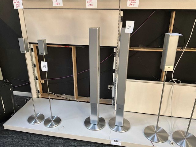 Loewe speaker op voet (2x) - afbeelding 1 van  4