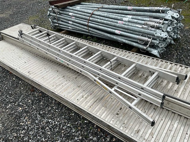 Looppad 1x 6000mm 1x 5000mm + drievoudige ladder - afbeelding 3 van  7
