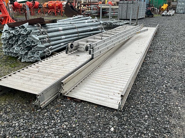 Looppad 1x 6000mm 1x 5000mm + drievoudige ladder - afbeelding 5 van  7