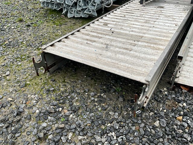 Looppad 1x 6000mm 1x 5000mm + drievoudige ladder - afbeelding 6 van  7