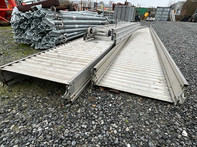 Looppad 1x 6000mm 1x 5000mm + drievoudige ladder - afbeelding 7 van  7