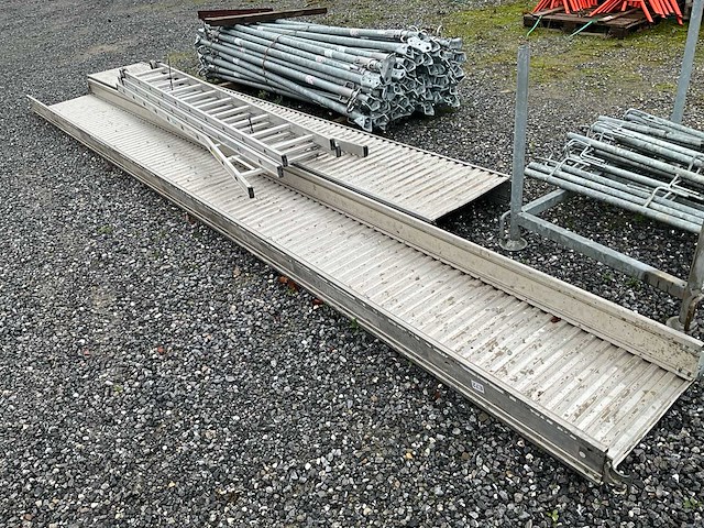 Looppad 1x 6000mm 1x 5000mm + drievoudige ladder - afbeelding 1 van  7