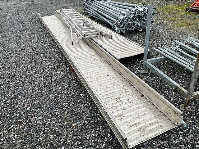 Looppad 1x 6000mm 1x 5000mm + drievoudige ladder - afbeelding 2 van  7