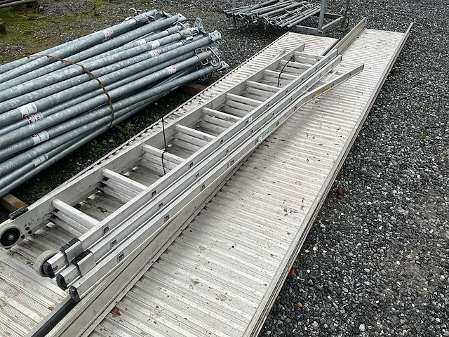 Looppad 1x 6000mm 1x 5000mm + drievoudige ladder - afbeelding 4 van  7