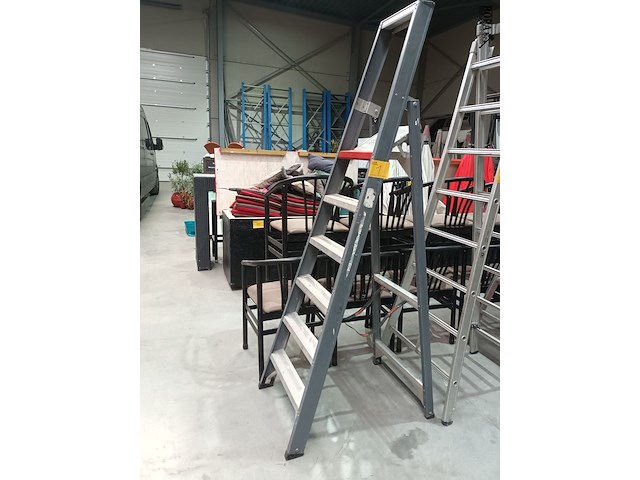 Lot 1 - aluminium trapladder altrex - afbeelding 1 van  3