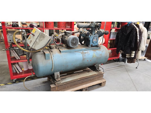 Lot 1 - compressor 3 cylinder met schakelkast - afbeelding 1 van  5