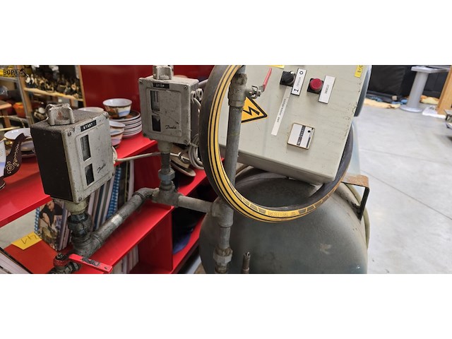 Lot 1 - compressor 3 cylinder met schakelkast - afbeelding 2 van  5