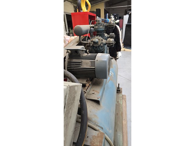 Lot 1 - compressor 3 cylinder met schakelkast - afbeelding 4 van  5