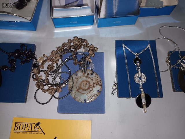 Lot 1 - halsketting avon. 7 stuks - afbeelding 3 van  6