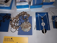 Lot 1 - halsketting avon. 7 stuks - afbeelding 3 van  6