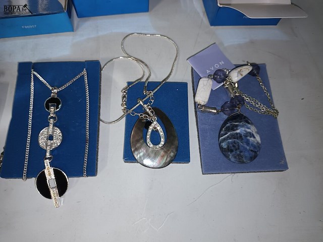 Lot 1 - halsketting avon. 7 stuks - afbeelding 4 van  6