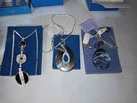 Lot 1 - halsketting avon. 7 stuks - afbeelding 4 van  6