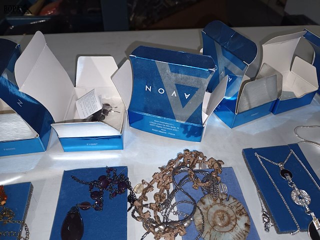 Lot 1 - halsketting avon. 7 stuks - afbeelding 5 van  6