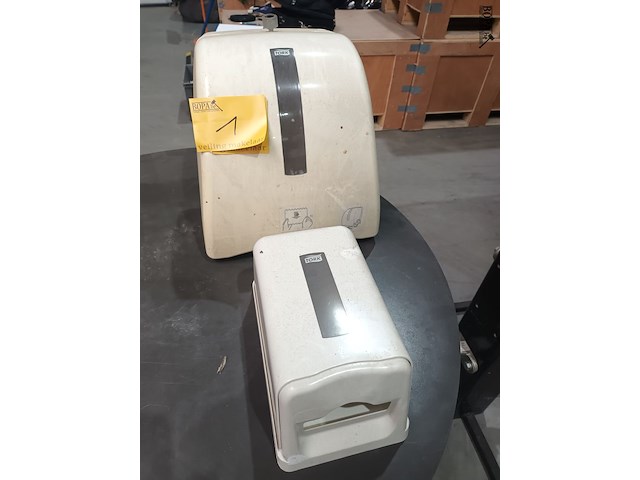 Lot 1 - handdoekpapier dispenser tork. 2 stuks - afbeelding 1 van  3