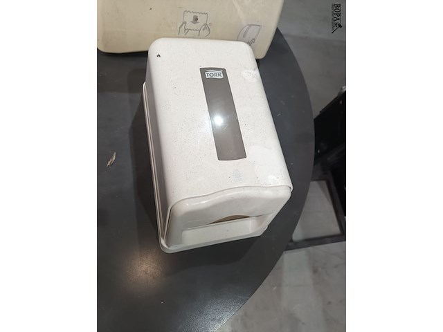 Lot 1 - handdoekpapier dispenser tork. 2 stuks - afbeelding 2 van  3