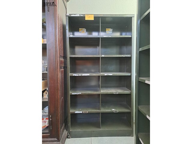 Lot 1 - industriële stalen vakkenkast merk tubax - groen - afbeelding 1 van  2