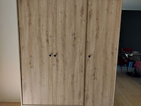 Lot 1 - kleerkast