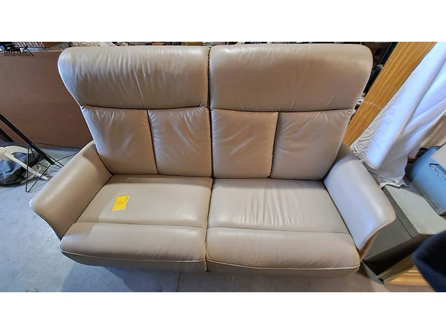 Lot 1 - lichtgrijze lederen relaxsofa voor 2 personen met hoge rugle - afbeelding 1 van  3