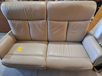 Lot 1 - lichtgrijze lederen relaxsofa voor 2 personen met hoge rugle