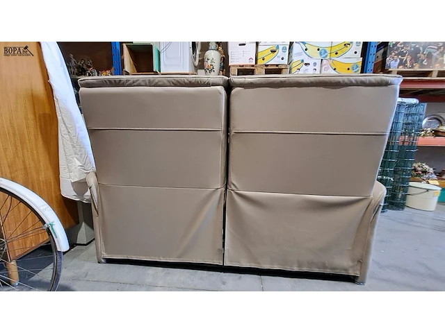 Lot 1 - lichtgrijze lederen relaxsofa voor 2 personen met hoge rugle - afbeelding 2 van  3