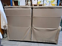 Lot 1 - lichtgrijze lederen relaxsofa voor 2 personen met hoge rugle - afbeelding 2 van  3