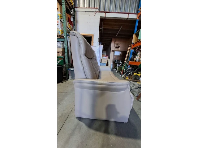 Lot 1 - lichtgrijze lederen relaxsofa voor 2 personen met hoge rugle - afbeelding 3 van  3