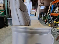 Lot 1 - lichtgrijze lederen relaxsofa voor 2 personen met hoge rugle - afbeelding 3 van  3