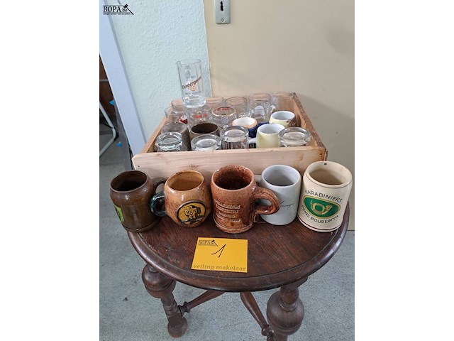 Lot 1 - lot stenen en glazen bierpotten - ca. 25 - afbeelding 1 van  2