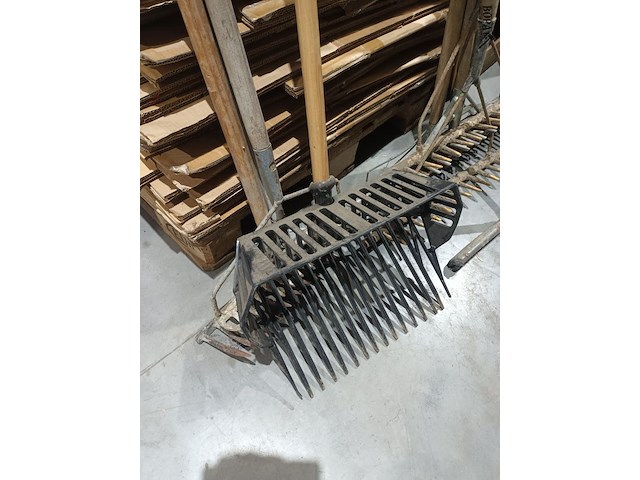 Lot 1 - mestvork en harken. 4 stuks - afbeelding 2 van  4