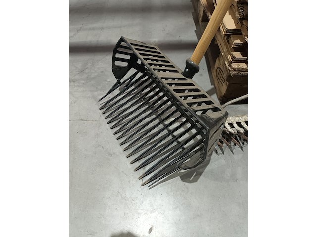 Lot 1 - mestvork en harken. 4 stuks - afbeelding 3 van  4