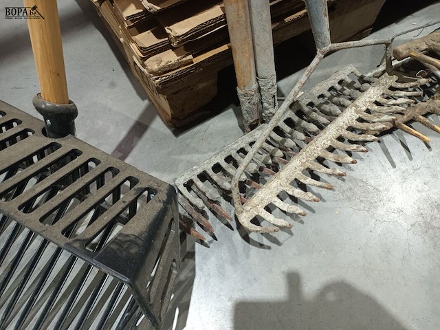 Lot 1 - mestvork en harken. 4 stuks - afbeelding 4 van  4