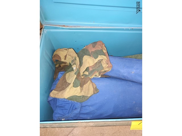 Lot 1 - metalen koffer met inhoud - afbeelding 2 van  3