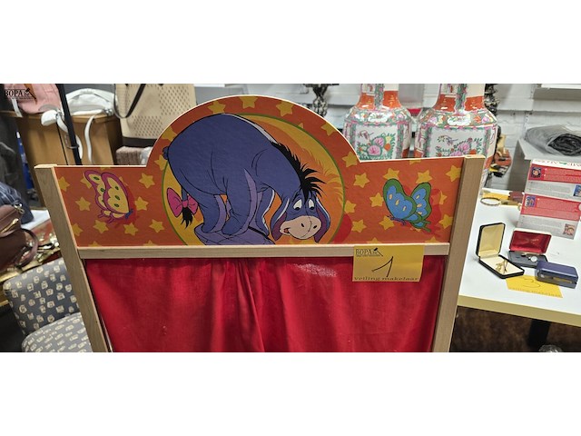 Lot 1 - poppenkast met gordijntjes - afbeelding 2 van  4