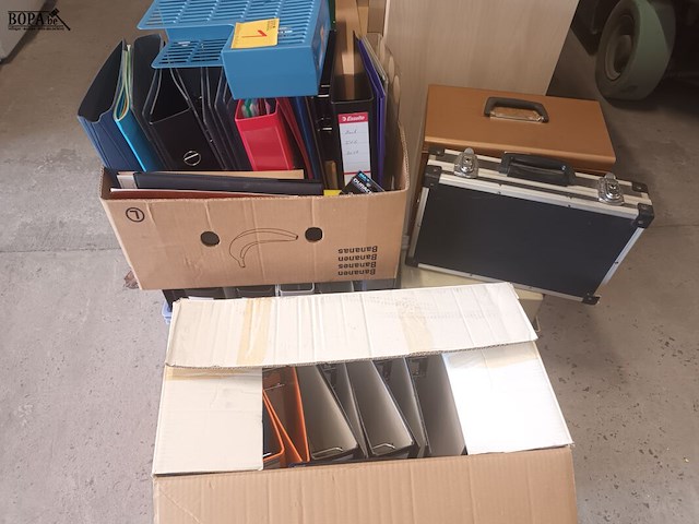 Lot 1 - ringmappen en koffertjes - afbeelding 1 van  4