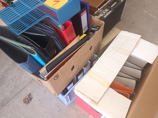 Lot 1 - ringmappen en koffertjes - afbeelding 4 van  4