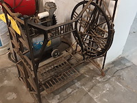 Lot 1 - smeedijzeren onderstel naaimachine
