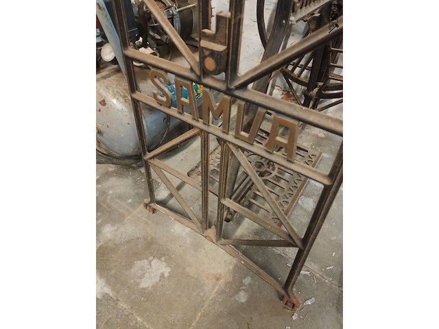 Lot 1 - smeedijzeren onderstel naaimachine - afbeelding 2 van  4