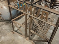 Lot 1 - smeedijzeren onderstel naaimachine - afbeelding 2 van  4