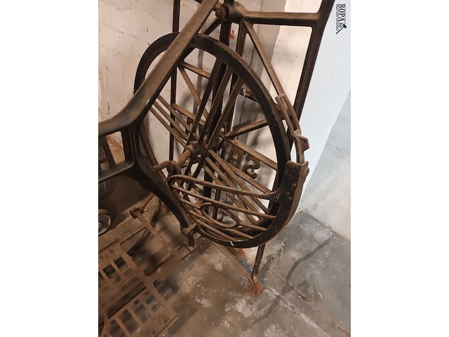 Lot 1 - smeedijzeren onderstel naaimachine - afbeelding 3 van  4