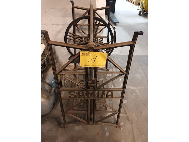 Lot 1 - smeedijzeren onderstel naaimachine - afbeelding 4 van  4