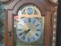 Lot 1 - staande klok eikenhout - traditionele stijl - afbeelding 4 van  4