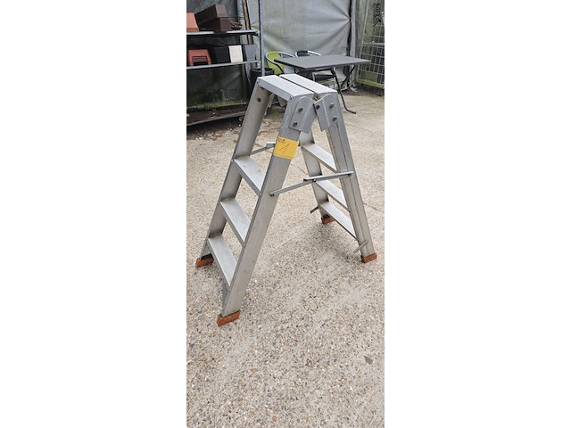 Lot 1 - trapladder dubbelzijdig 4 treden - afbeelding 1 van  3