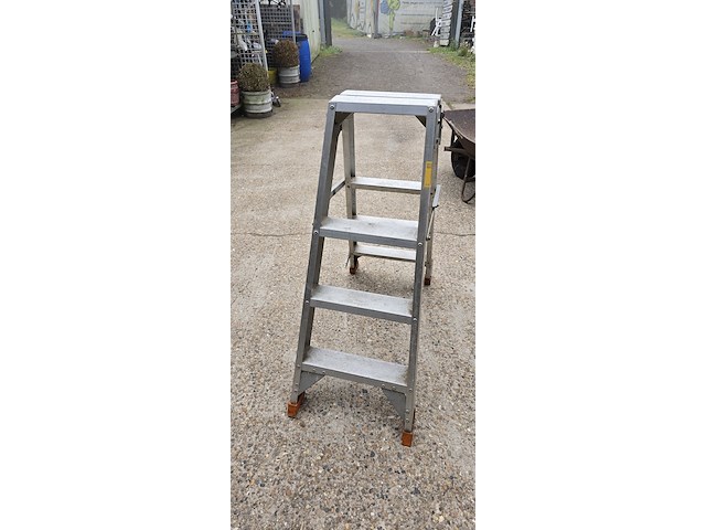 Lot 1 - trapladder dubbelzijdig 4 treden - afbeelding 2 van  3