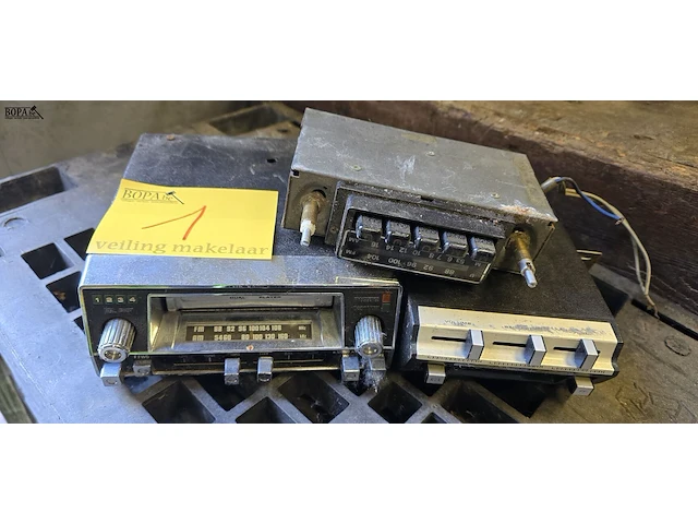 Lot 1 - vintage auto radio/cassette 3 stuks - afbeelding 1 van  4
